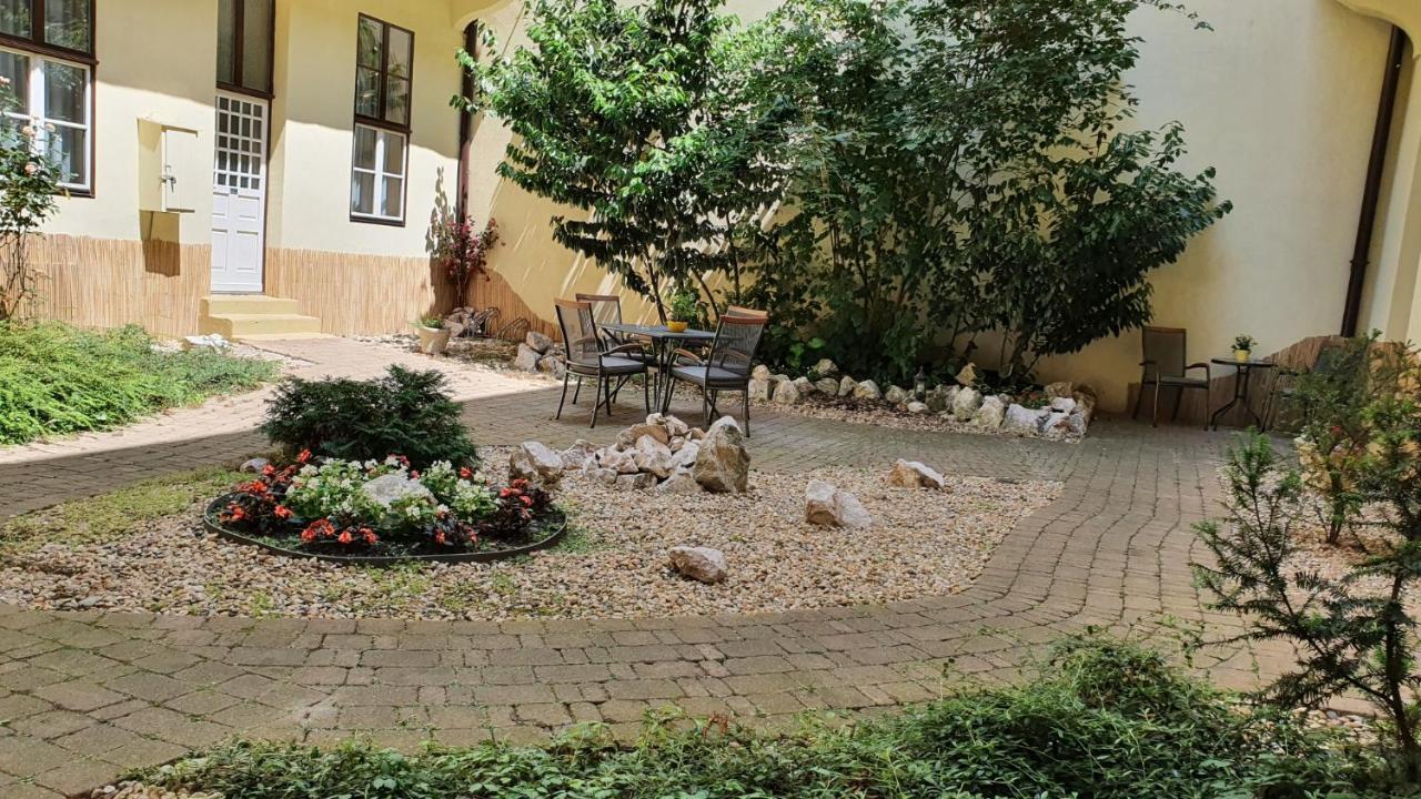 Central Hotel 21 And Apartments Budapest Luaran gambar