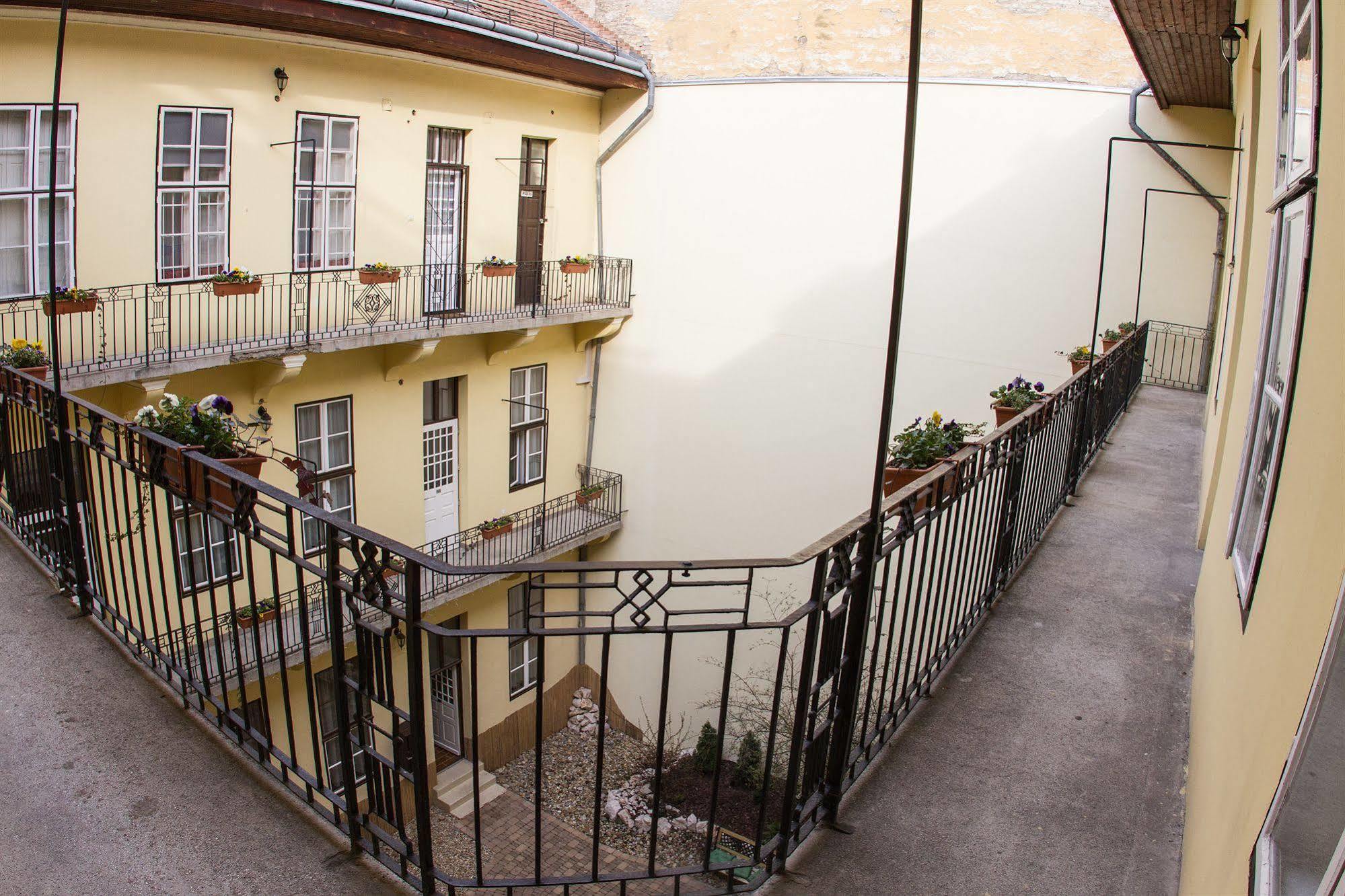 Central Hotel 21 And Apartments Budapest Luaran gambar